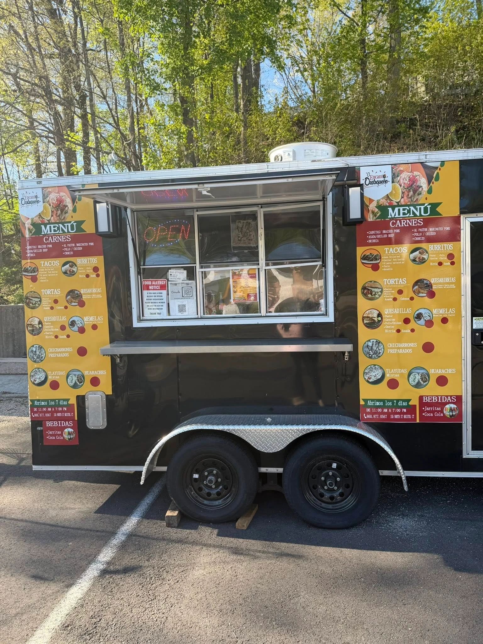 Food trailer graphics: Printed menus & exterior graphics